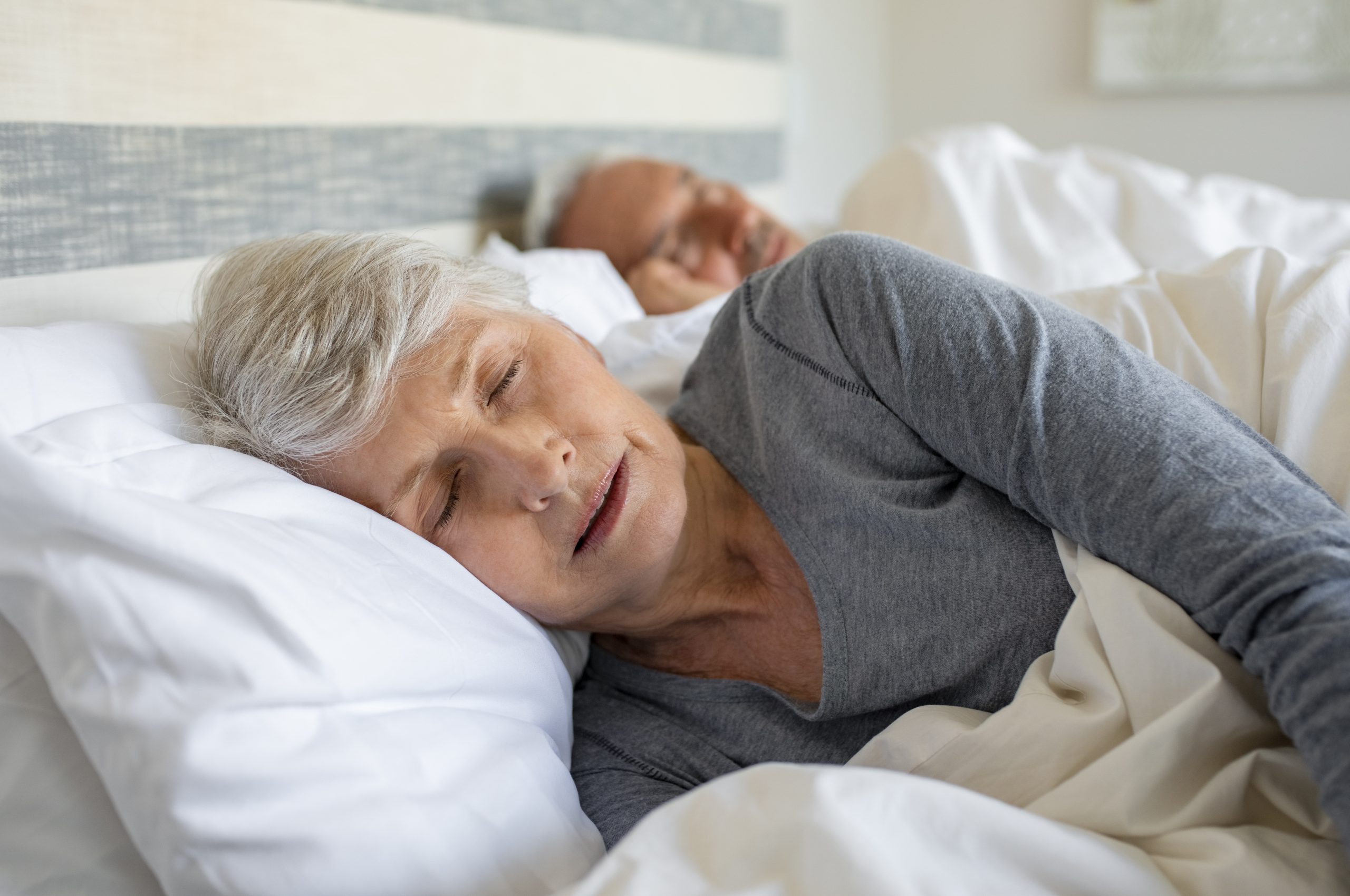 Пожилые мало спят. Спящие пожилые женщины. Сон пожилых людей. Бессонница у пожилых.